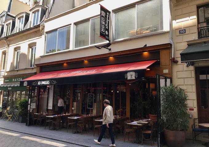 Les Coulisses is a class Parisian café next door.