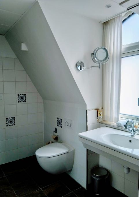 The spacious bathroom is spacious and has complimentary toiletries.