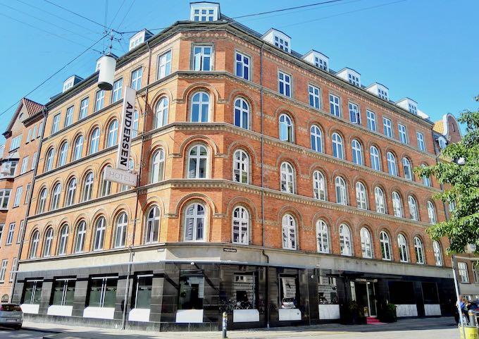 Hotel is located on the east of København H.