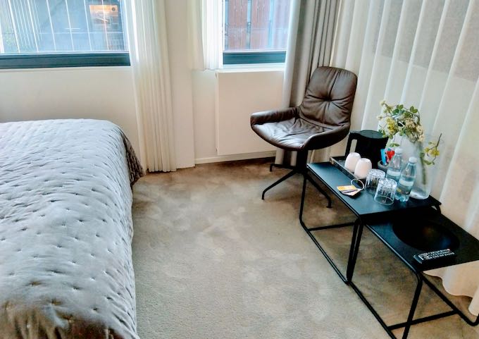 The design of the room is very luxurious.
