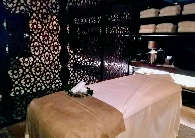 The treatment rooms feature a black decor.