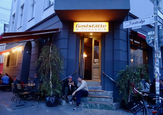 Gaststätte W. Prassnik bar allows smoking inside.