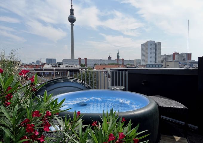 The hot-tub offers amazing views of the Fernsehturm.