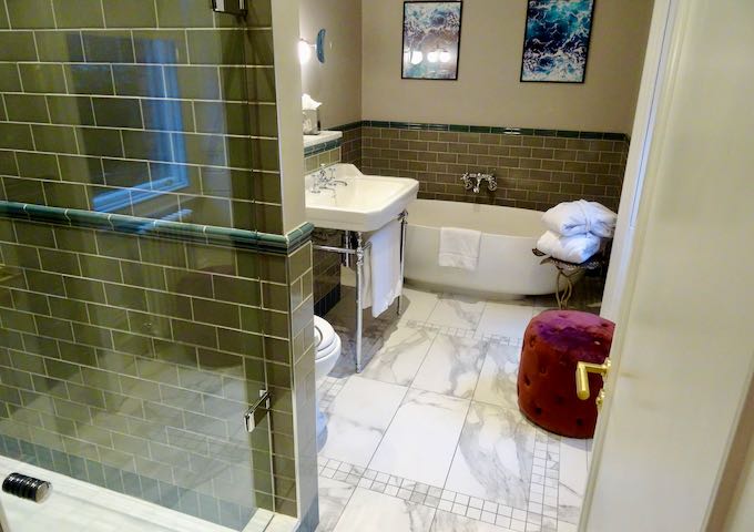 Upper category rooms have bathtubs as well.