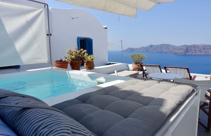 A private jacuzzi and terrace at Gabbiano Apartments