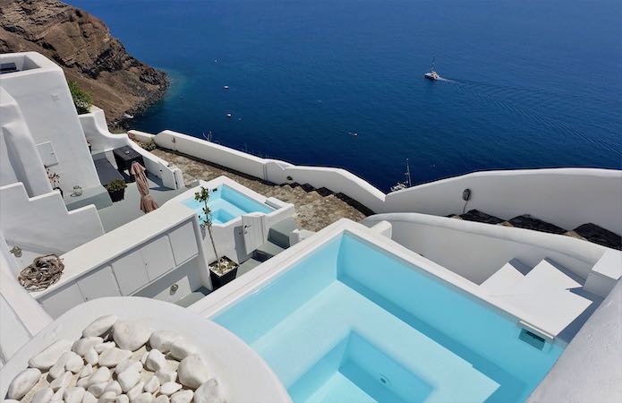 Private jacuzzis on the caldera at White Pearl Villas