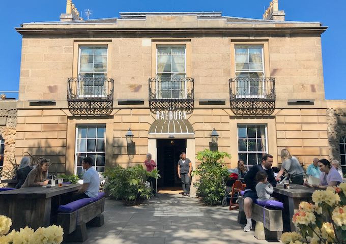 The hotel is located in Stockbridge.