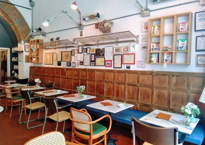 SottArno café serves breakfast and light meals.