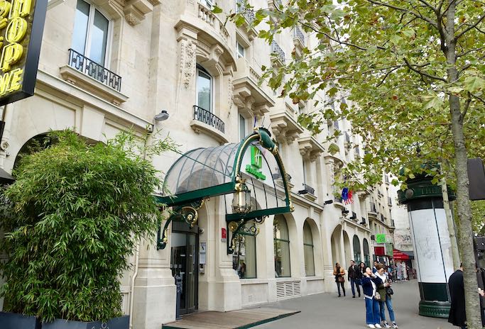 The main entrance of Holiday Inn Gare de Lyon Bastille in Paris