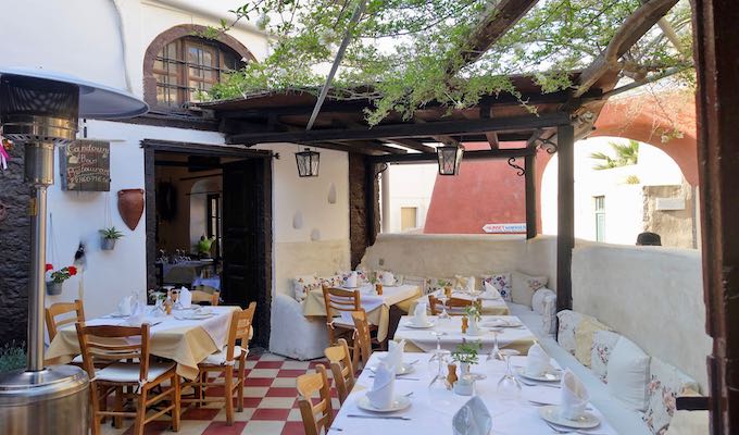 Candouni restaurant in the heart of Oia