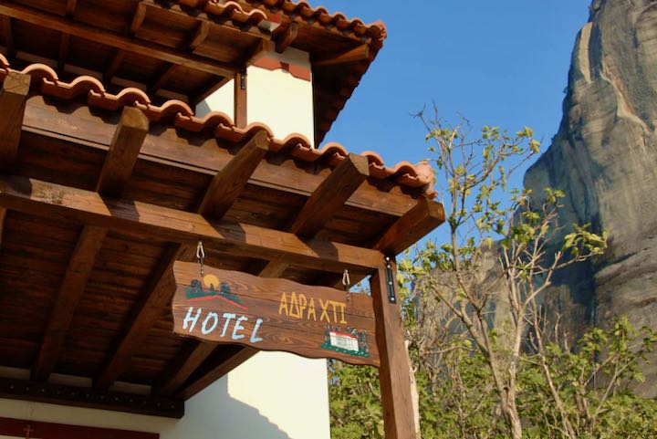 Hotel near Meteora with views of monasteries. 