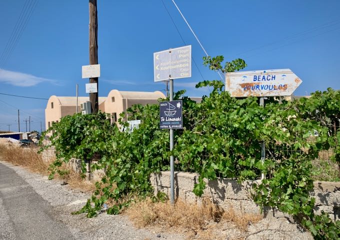 Road sign indicating the way to Vourvoulos beach