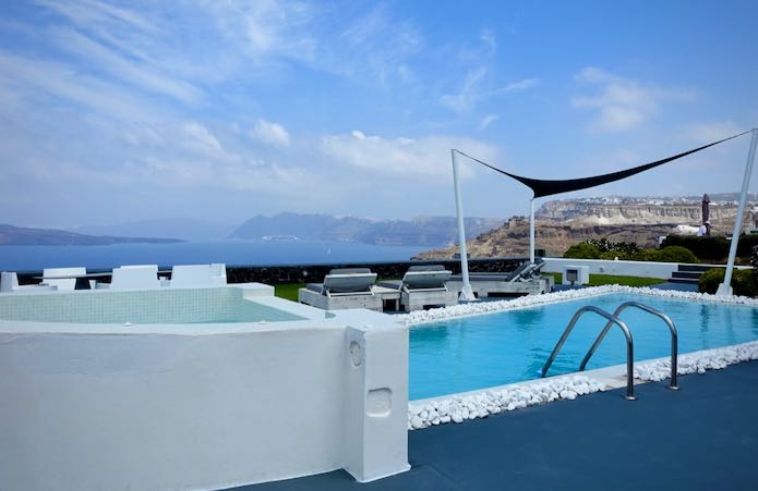 Swimming pool and jacuzzi with views over the Santorini caldera