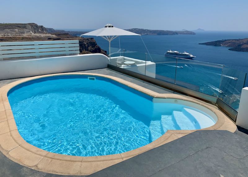Places to stay in Santorini with caldera view.