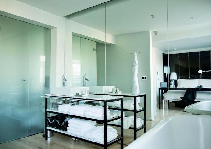 Deluxe King rooms have free-standing tubs.