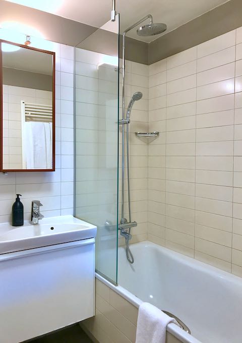 Deluxe rooms and Suites have bathtubs.