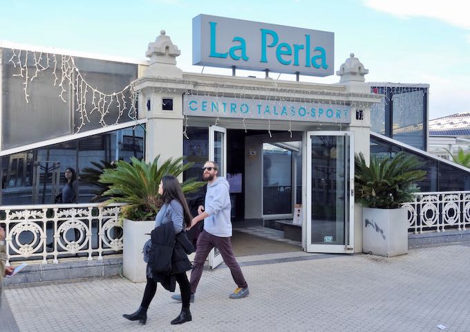 La Perla spa offers pools and jacuzzis wit sea views.