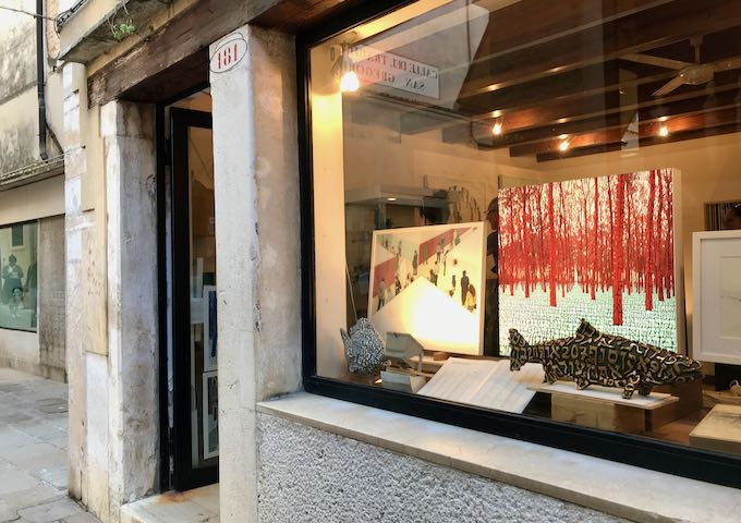 Galleria d’Arte L’Occhio sells works of new artists.