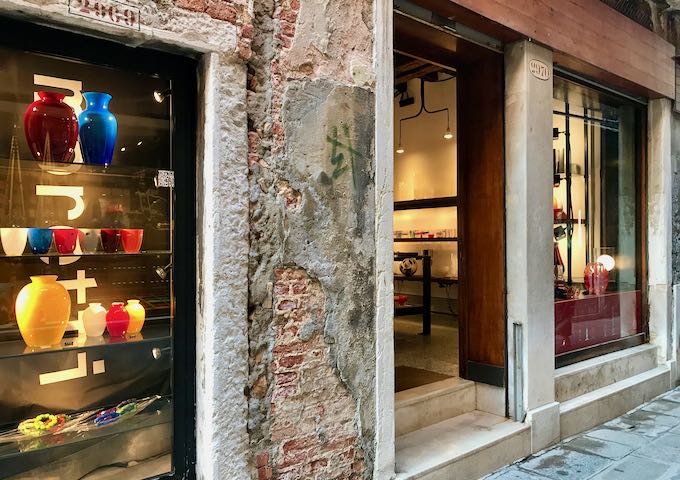 L’Isola sells unique Murano glass creations.