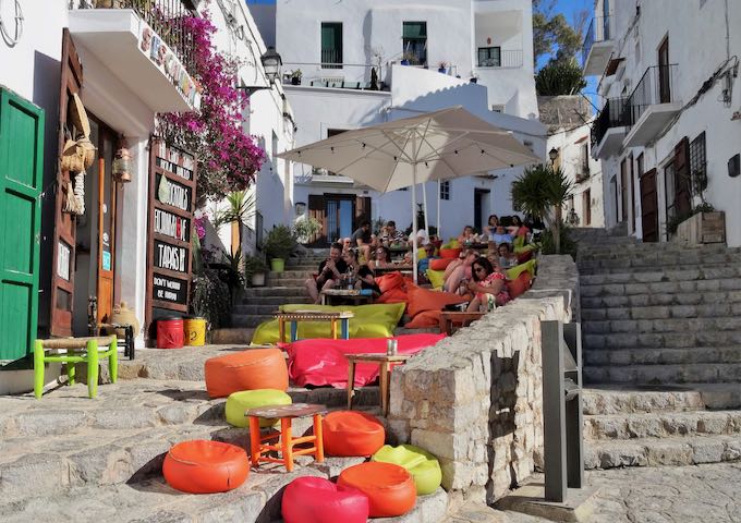 S’Escalinata in Dalt Vila offers outdoor seating.