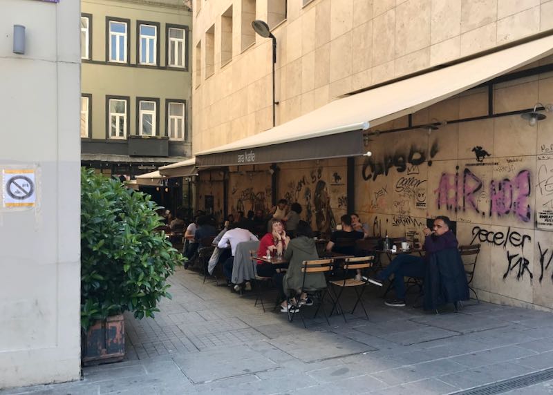 The Casual Cafe Ara offers streetside seating.