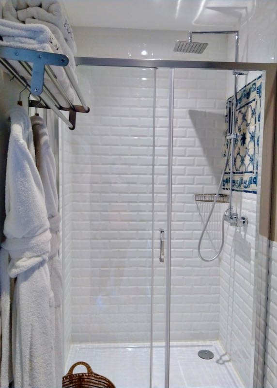 Bathrooms come with original azulejos.