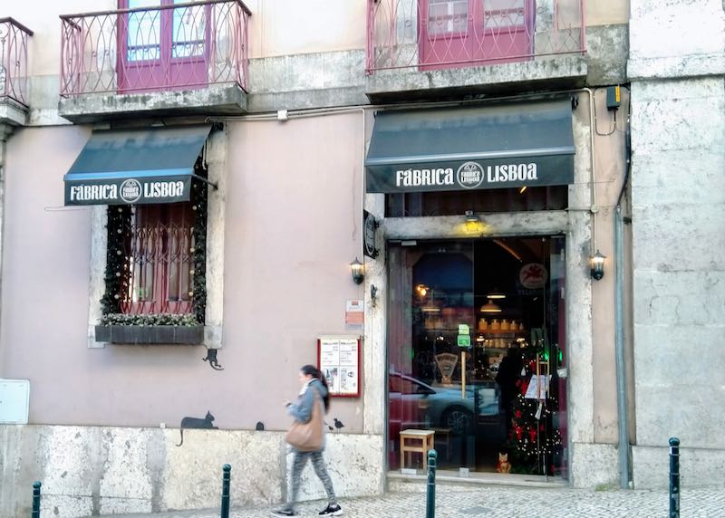 Fábrica Lisboa serves great croissants.