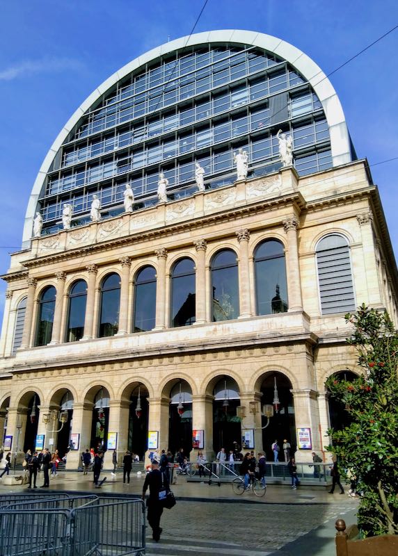 Free concerts are held under the Opéra de Lyon in the summer.