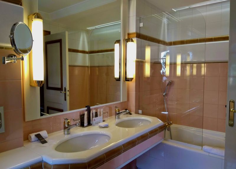 Bathrooms have twin sinks and bathtubs.