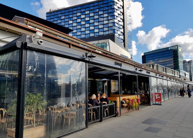 South Wharf has several bistros and bars.
