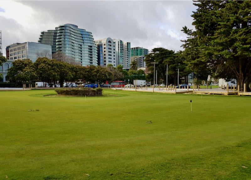 The Albert Park Golf Course is nearby.