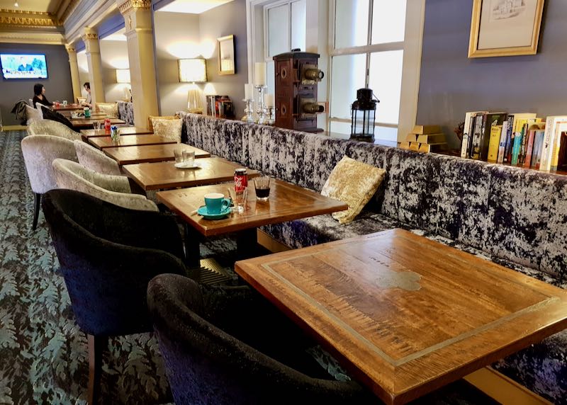 The Treasured Guest Lounge offers complimentary snacks and drinks.
