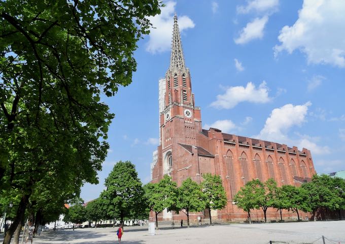 Marias Platzl comes alive during the Auer Dult festival.
