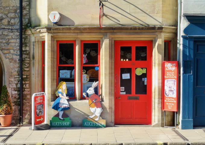 Alice’s Shop sells Alice-themed souvenirs.