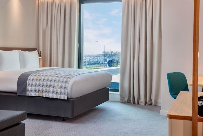 Heathrow hotel with free parking and shuttle.