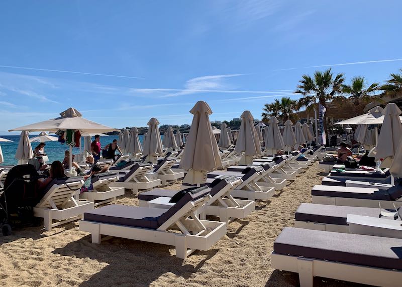 beach beds lined up