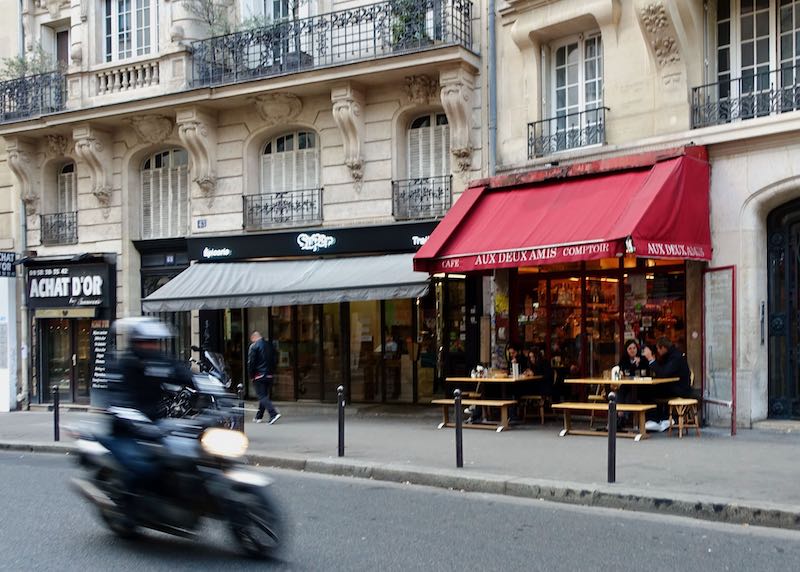 Aux Deux Amis bar in Paris