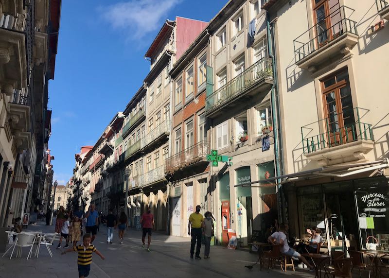 Rua das Flores features several restaurants and shops.