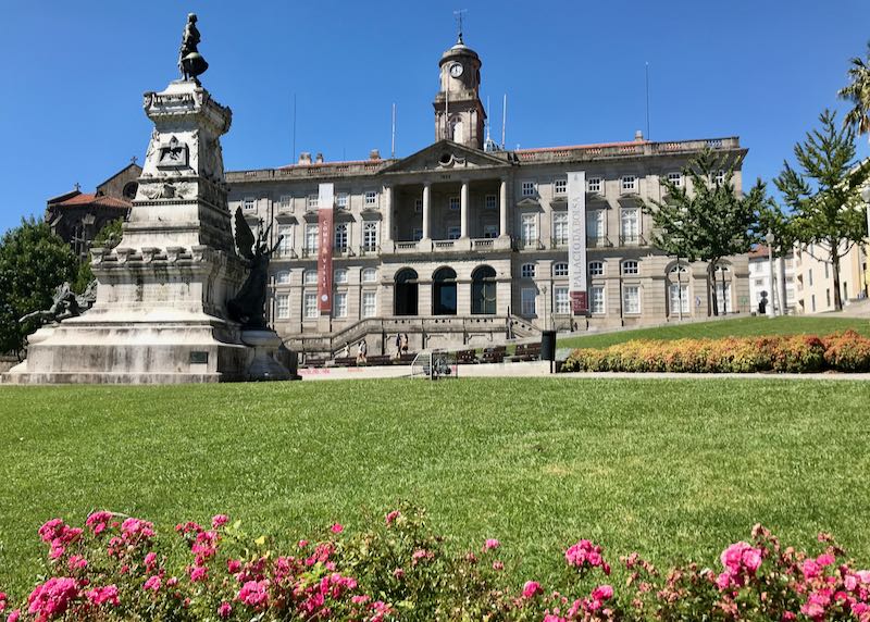 The 19th-century Palácio da Bolsa is north.