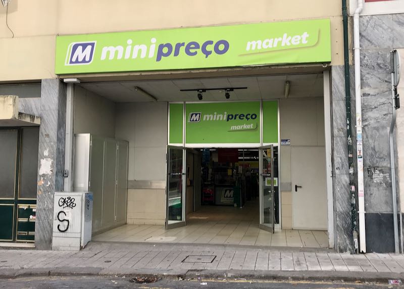 A Mini Preço grocery store is nearby.