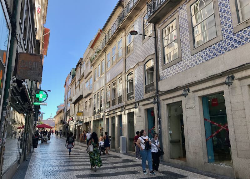 Rua de Cedofeita is lined with shops.