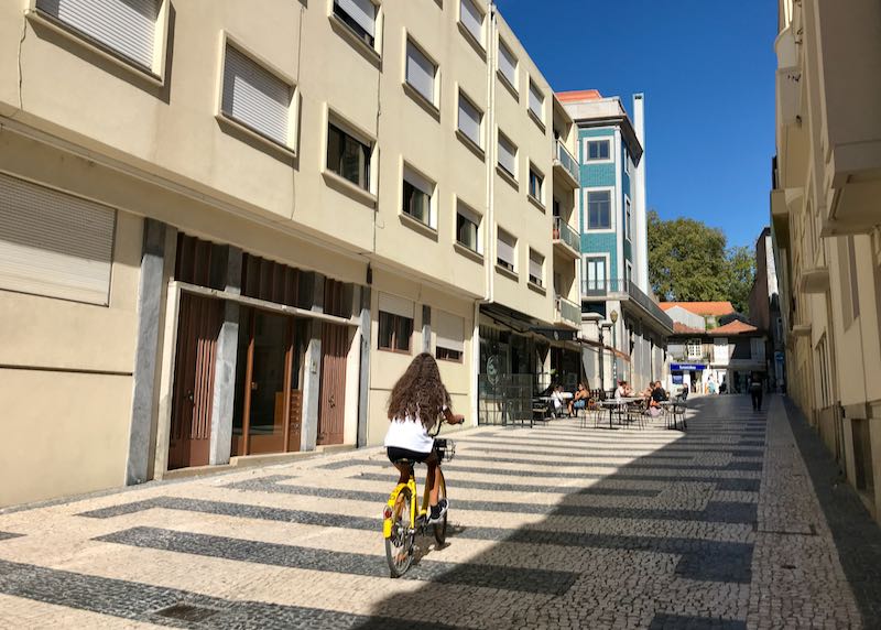 Rua Miguel Bombarda leads to Rua do Rosário.