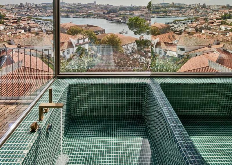 Deluxe Suite balconies have bathtubs in the balconies.
