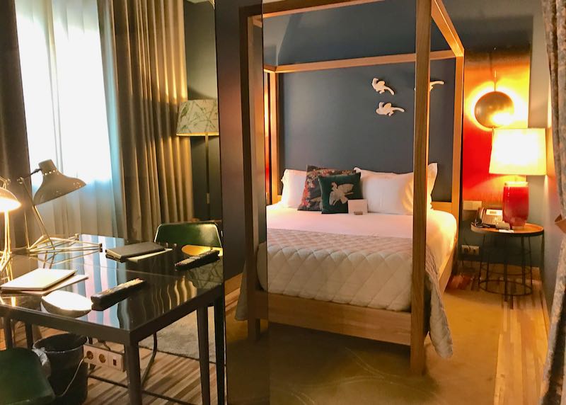 The Frida suite has a 4-poster bed.