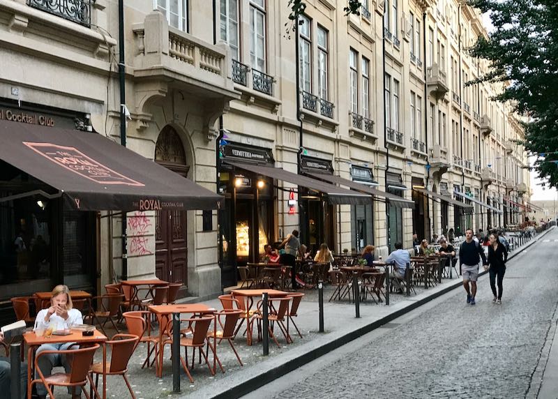 Rua Galeria de Paris is home to several bars.