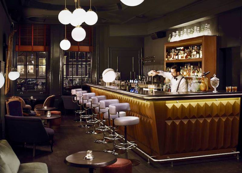 Popular Pulitzer's Bar has a gentleman's club-style decor.