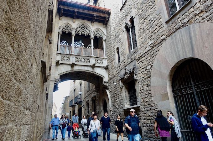 Pont del Bisbe in Barri Gotic, Barcelona