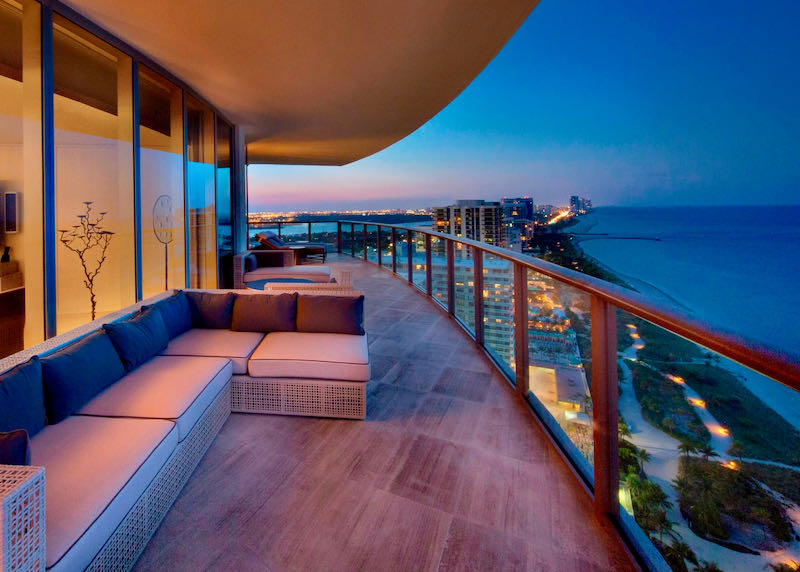 5-star hotel in Miami with view.