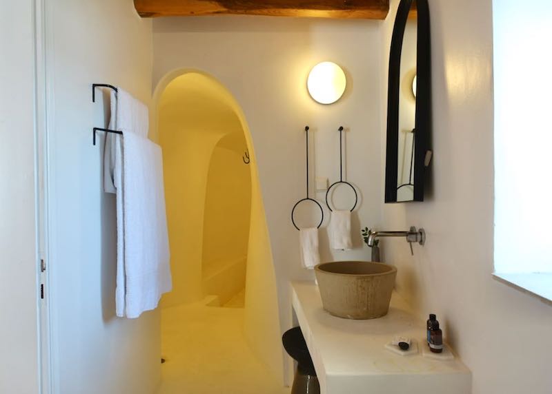 The bathroom of the Belvedere Grand Suite in the Vasilicos