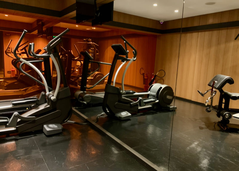 Small room with elliptical trainers and excercise bikes. 